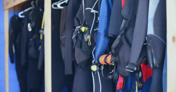 how to store wetsuits correctly